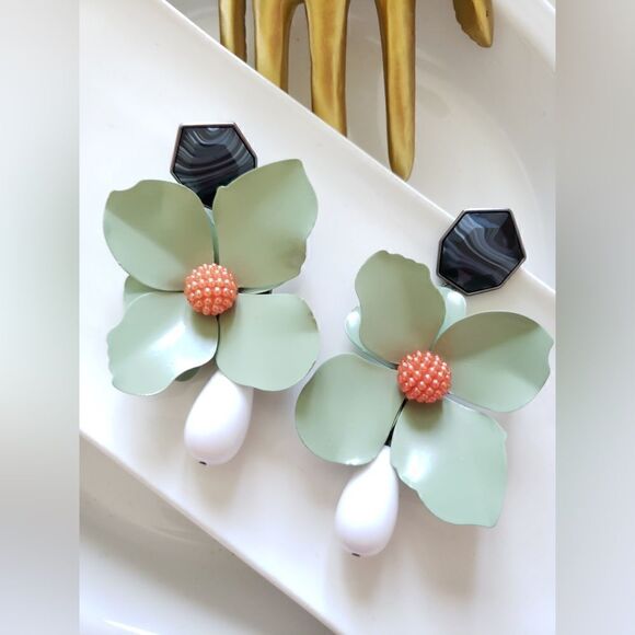 New! Zara Big Flower Earrings - Picture 1 of 13